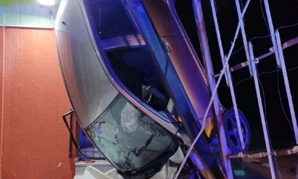 Αρτέμιδα: Αμάξι καρφώθηκε όρθιο σε είσοδο καταστήματος